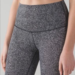 NWT Lululemon High Rise Wunder Under Crop size 6